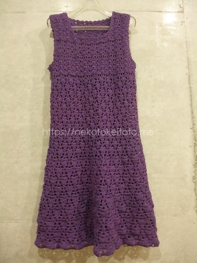 紫色のウール糸で編んだかぎ針編みのワンピース