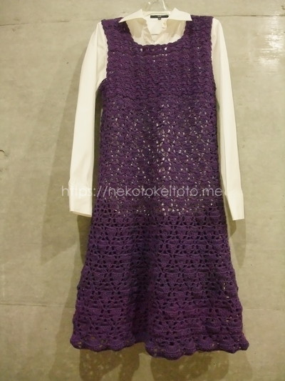 白い長そでシャツの上に紫色のかぎ針編みワンピース